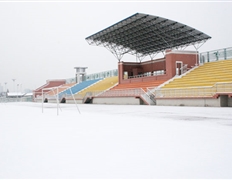 运动场雪景